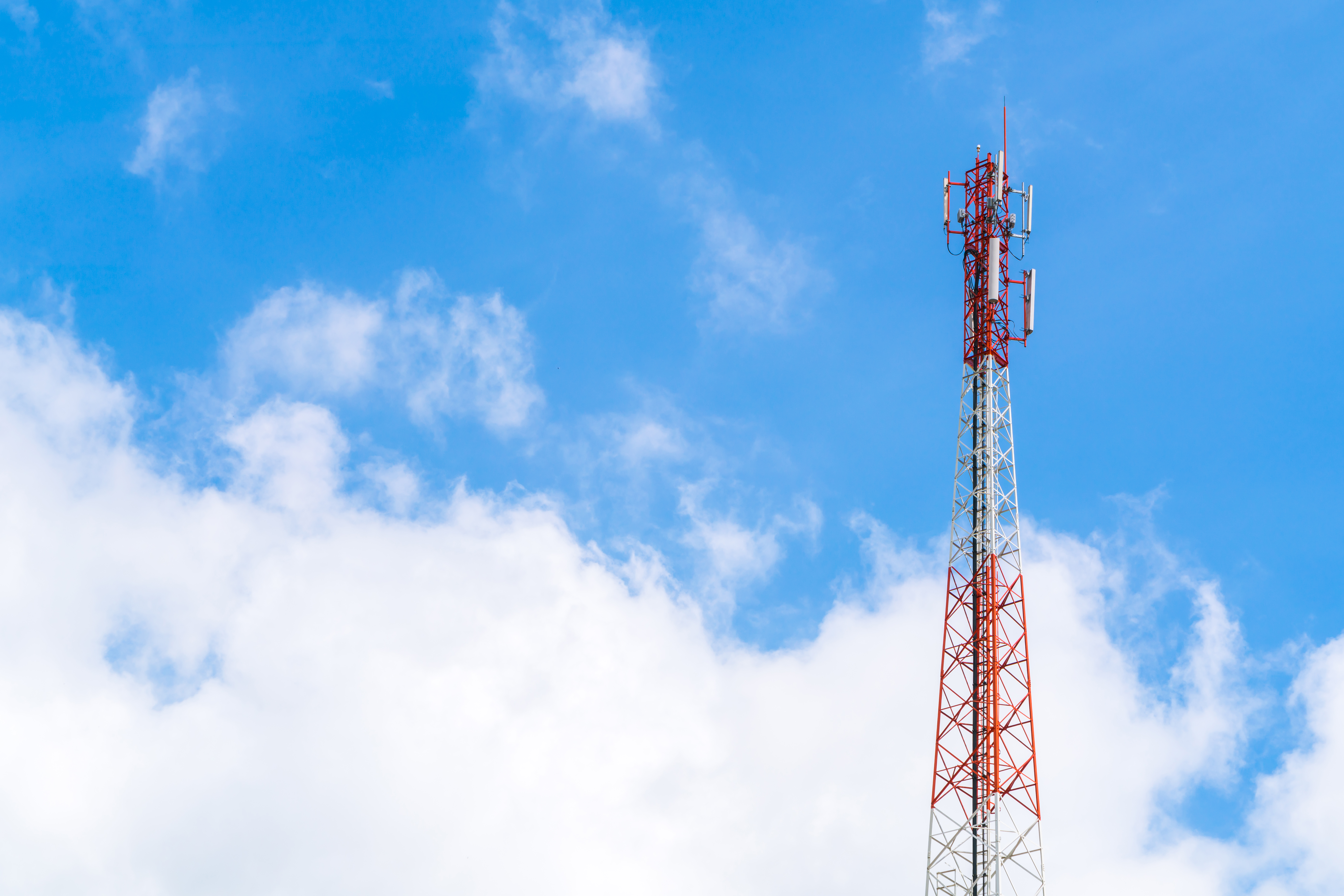 Ampliando a Comunicação: O Papel Crucial de Antenas e Repetidoras em Radiocomunicadores